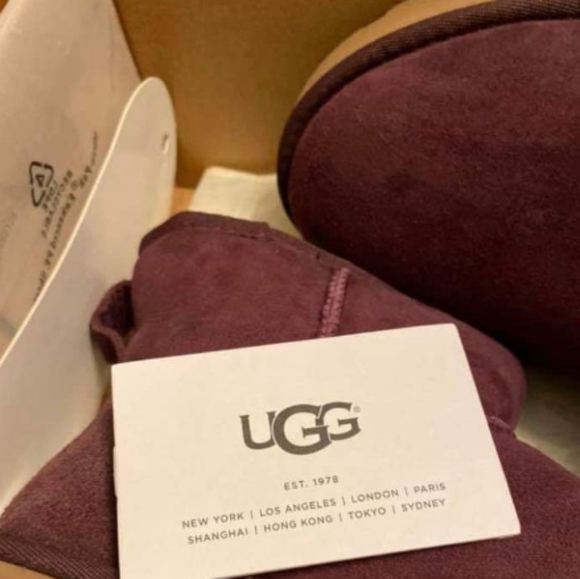 Women UGGs - Picture 2 of 4